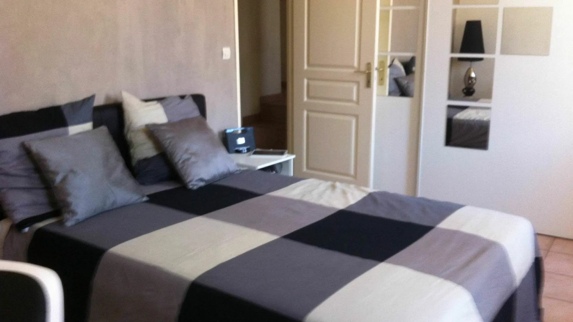Joli Appartement Meuble Dans Le Panier Marseille